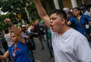 Trabajadores del Instituto Mexicano del Seguro Social (IMSS) protestan para exigir mejores condiciones laborales