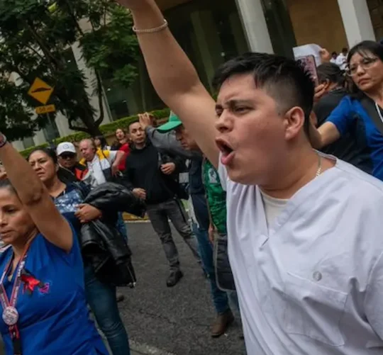 Trabajadores del Instituto Mexicano del Seguro Social (IMSS) protestan para exigir mejores condiciones laborales