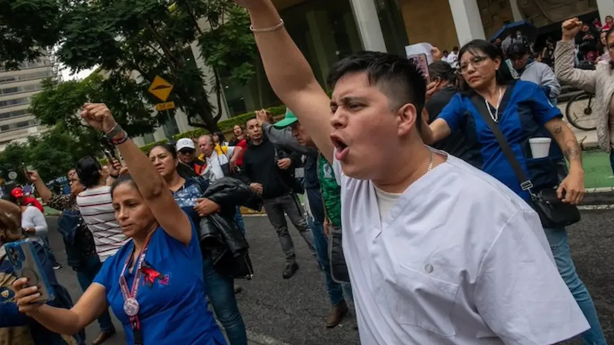 Trabajadores del Instituto Mexicano del Seguro Social (IMSS) protestan para exigir mejores condiciones laborales