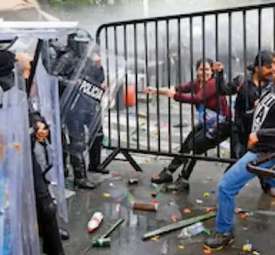 Manifestación en Guadalajara por agua contaminada, que derivó en actos de violencia y dejó 39 personas detenidas.