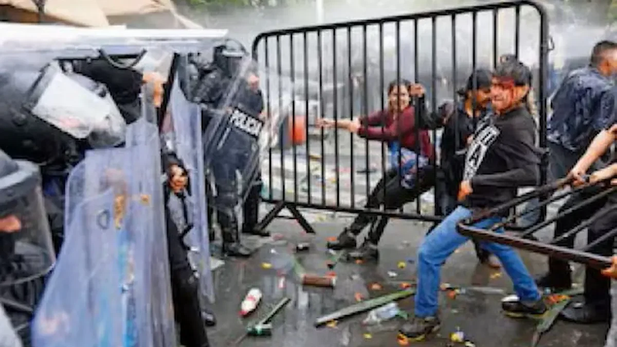 Manifestación en Guadalajara por agua contaminada, que derivó en actos de violencia y dejó 39 personas detenidas.