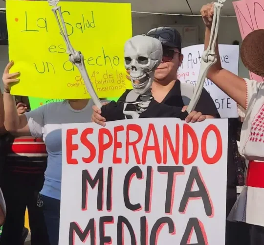 Personal del Instituto Mexicano del Seguro Social (IMSS) se manifestó en el Hospital General Regional Número 6 y la Clínica 77