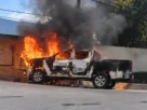 Habitantes bloquearon vialidades y retuvieron a tres agentes para exigir la liberación de un detenido.