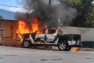 Habitantes bloquearon vialidades y retuvieron a tres agentes para exigir la liberación de un detenido.