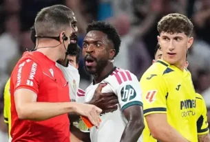 El delantero del Real Madrid Vinícius Jr reclama al arbitro durante el partido contra el Villareal