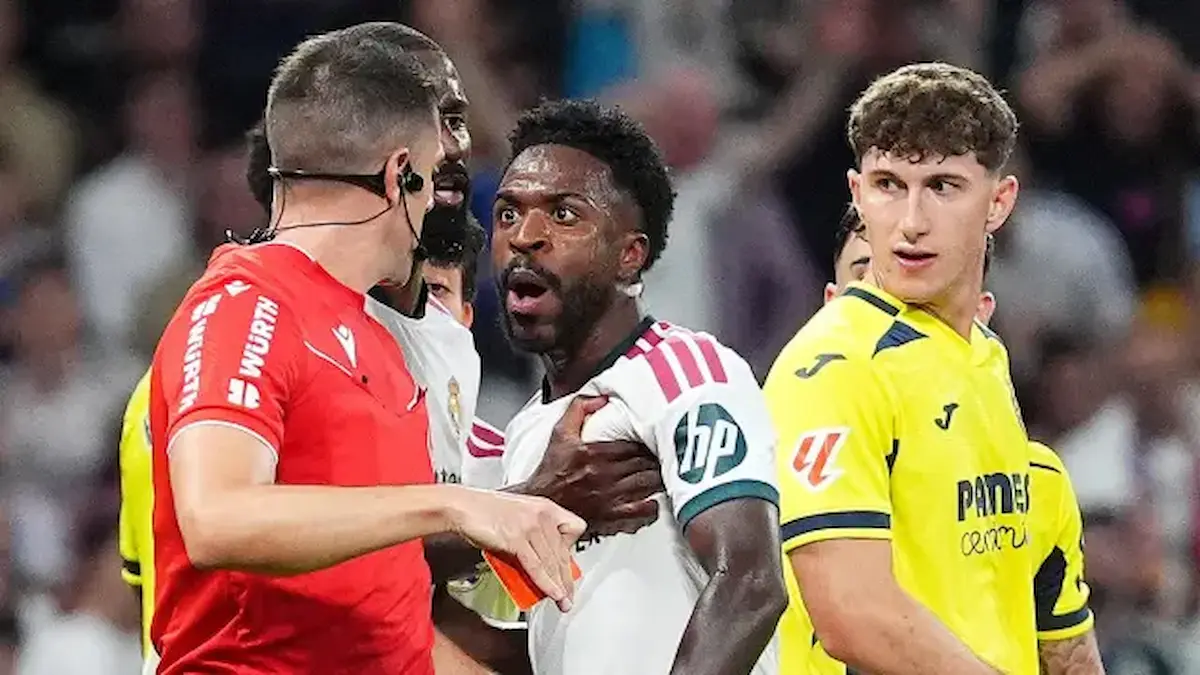 El delantero del Real Madrid Vinícius Jr reclama al arbitro durante el partido contra el Villareal