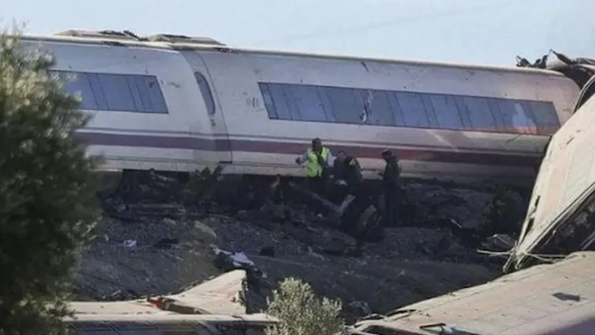 Trabajos de rescate de sobrevivientes del choque entre trenes en España