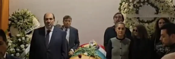 La mandataria federal llegó al mausoleo poco antes de la 12.30 de la tarde y se retiró aproximadamente 40 minutos después.