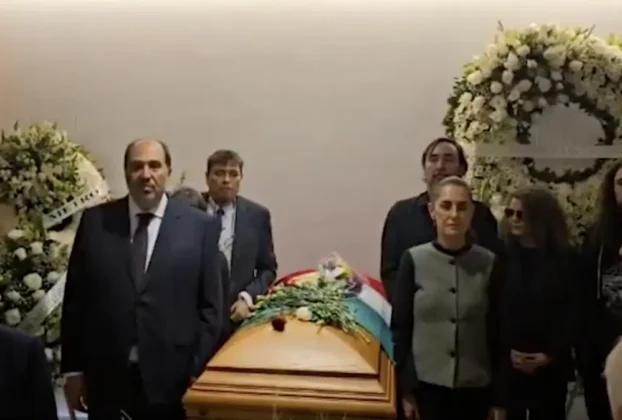 La mandataria federal llegó al mausoleo poco antes de la 12.30 de la tarde y se retiró aproximadamente 40 minutos después.
