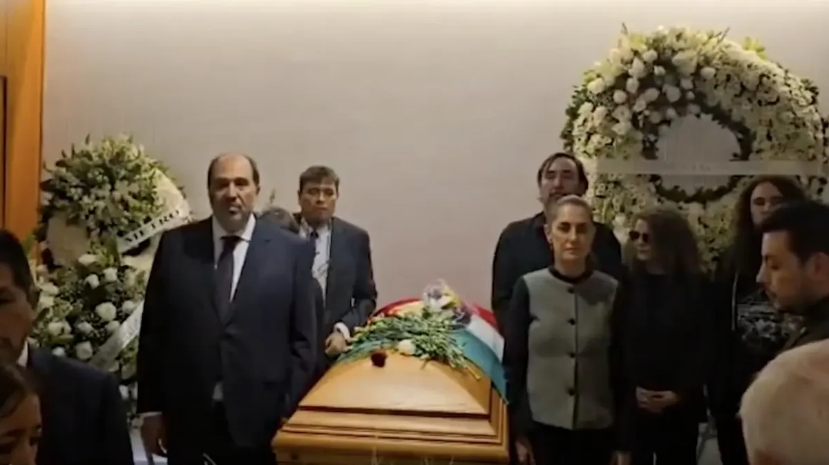 La mandataria federal llegó al mausoleo poco antes de la 12.30 de la tarde y se retiró aproximadamente 40 minutos después.