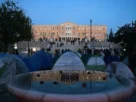 Estudiantes griegos acampan frente al Parlamento