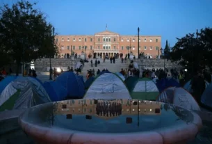 Estudiantes griegos acampan frente al Parlamento