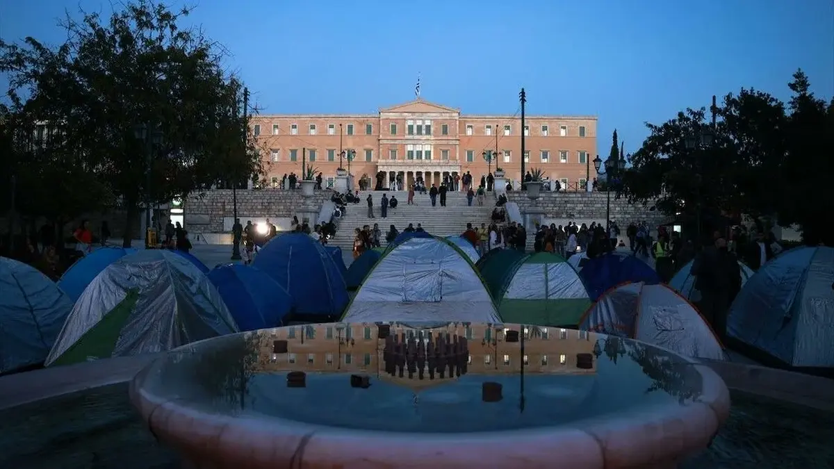 Estudiantes griegos acampan frente al Parlamento