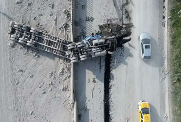 Aunque se desconocen las causas del percance, la pesada unidad invadió el carril contrario con sentido hacia la Ciudad de México, informó Protección Civil estatal.