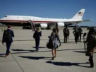 Periodistas se preparan para abordar el Air Force One