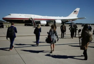 Periodistas se preparan para abordar el Air Force One