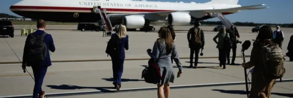 Periodistas se preparan para abordar el Air Force One