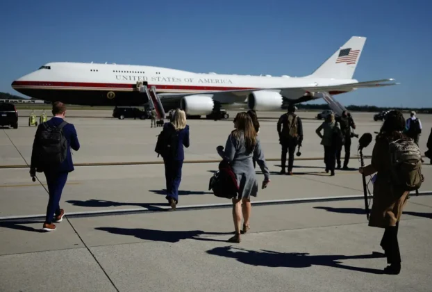Periodistas se preparan para abordar el Air Force One