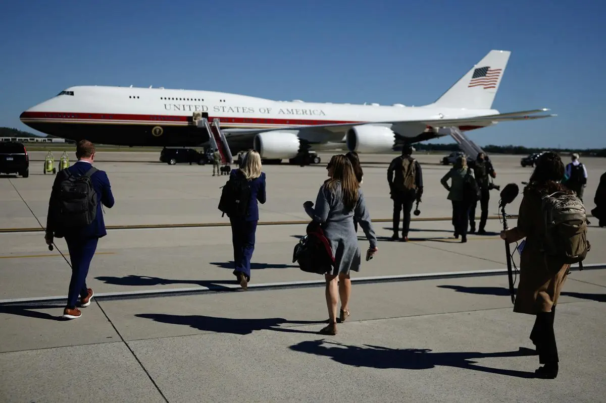 Periodistas se preparan para abordar el Air Force One
