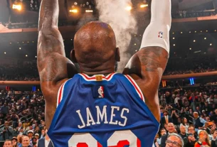 En su temporada 24 en la NBA, LeBron James debutó con los Sixers de Filadelfia con un triunfo 106-100 frente a los Knicks de Nueva York