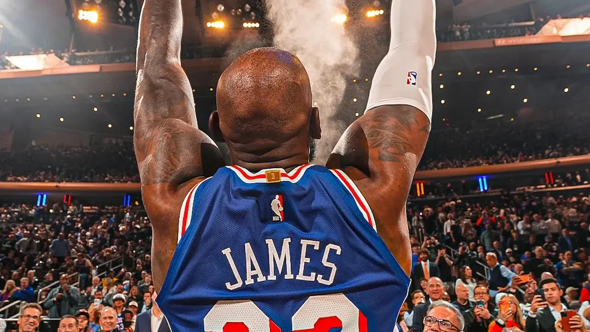 En su temporada 24 en la NBA, LeBron James debutó con los Sixers de Filadelfia con un triunfo 106-100 frente a los Knicks de Nueva York