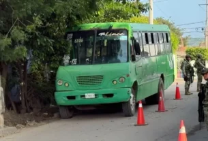 El camión trasladaba a estudiantes de secundaria y preparatoria, y uno de los pasajeros presentó una crisis nerviosa.