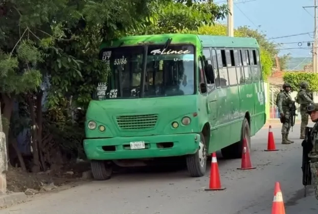 El camión trasladaba a estudiantes de secundaria y preparatoria, y uno de los pasajeros presentó una crisis nerviosa.