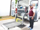 Los vehículos cuentan con rampas hidráulicas y eléctricas, además de sistemas de sujeción y anclajes para mantener seguras las sillas de ruedas durante los recorridos.
