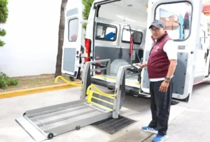 Los vehículos cuentan con rampas hidráulicas y eléctricas, además de sistemas de sujeción y anclajes para mantener seguras las sillas de ruedas durante los recorridos.