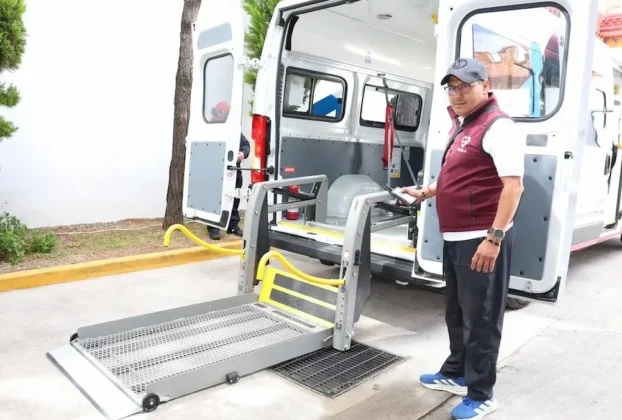 Los vehículos cuentan con rampas hidráulicas y eléctricas, además de sistemas de sujeción y anclajes para mantener seguras las sillas de ruedas durante los recorridos.