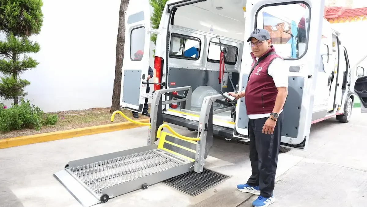 Los vehículos cuentan con rampas hidráulicas y eléctricas, además de sistemas de sujeción y anclajes para mantener seguras las sillas de ruedas durante los recorridos.