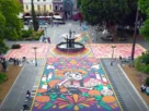 El Zócalo de Puebla se convirtió en el escenario de un tapete monumental elaborado por artesanos del colectivo Arte Mágico de Huamantla