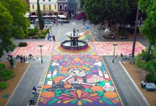 El Zócalo de Puebla se convirtió en el escenario de un tapete monumental elaborado por artesanos del colectivo Arte Mágico de Huamantla