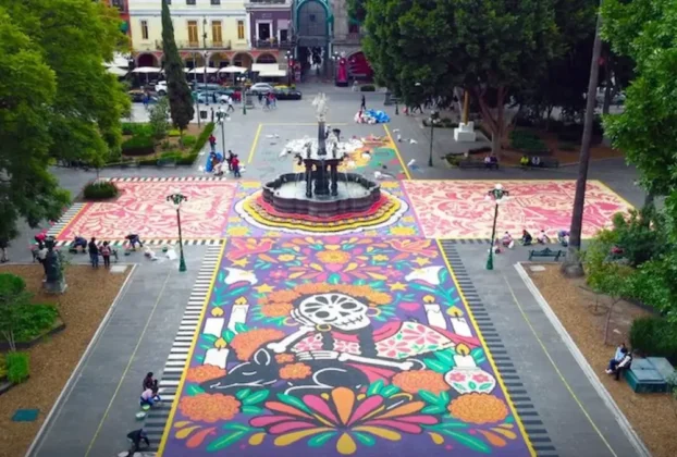 El Zócalo de Puebla se convirtió en el escenario de un tapete monumental elaborado por artesanos del colectivo Arte Mágico de Huamantla