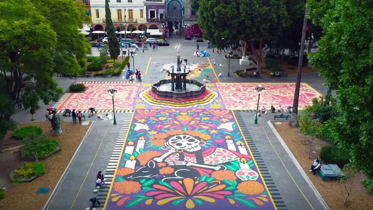 El Zócalo de Puebla se convirtió en el escenario de un tapete monumental elaborado por artesanos del colectivo Arte Mágico de Huamantla