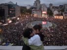 Estudiantes celebran la derrota a Vučić en elecciones en Serbia