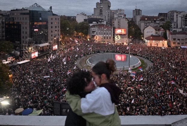 Estudiantes celebran la derrota a Vučić en elecciones en Serbia