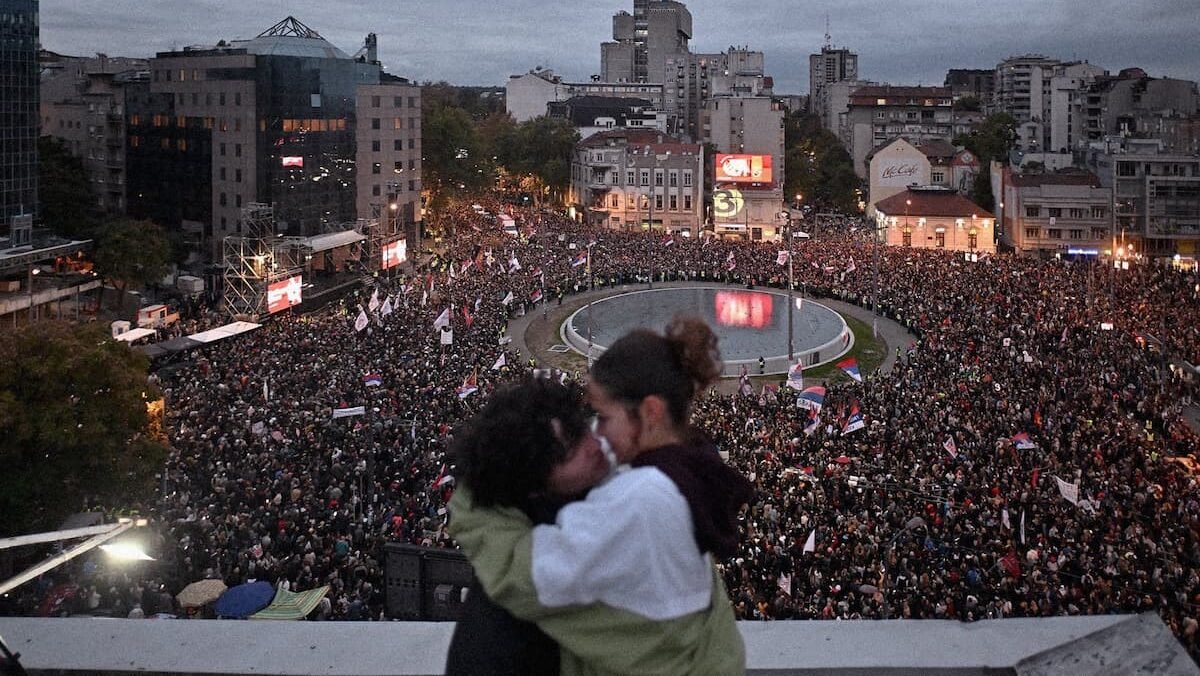 Estudiantes celebran la derrota a Vučić en elecciones en Serbia
