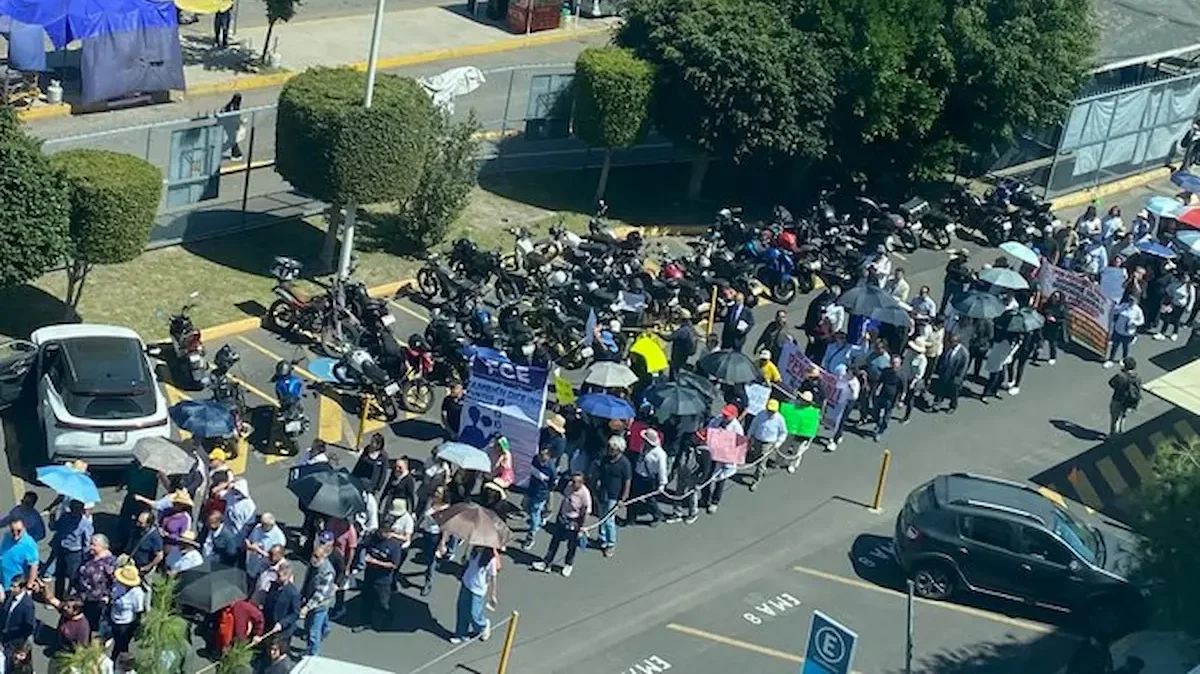 La movilización de docentes partió de la Facultad de Economía y se dirigió hacia la Torre de Rectoría