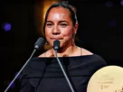 La mexicana Charlyn Corra con el trofeo Gerd Müller a la mejor delantera en la gala del Balón de Oro.