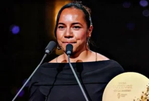 La mexicana Charlyn Corra con el trofeo Gerd Müller a la mejor delantera en la gala del Balón de Oro.