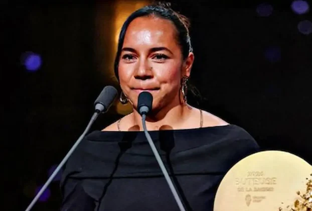 La mexicana Charlyn Corra con el trofeo Gerd Müller a la mejor delantera en la gala del Balón de Oro.