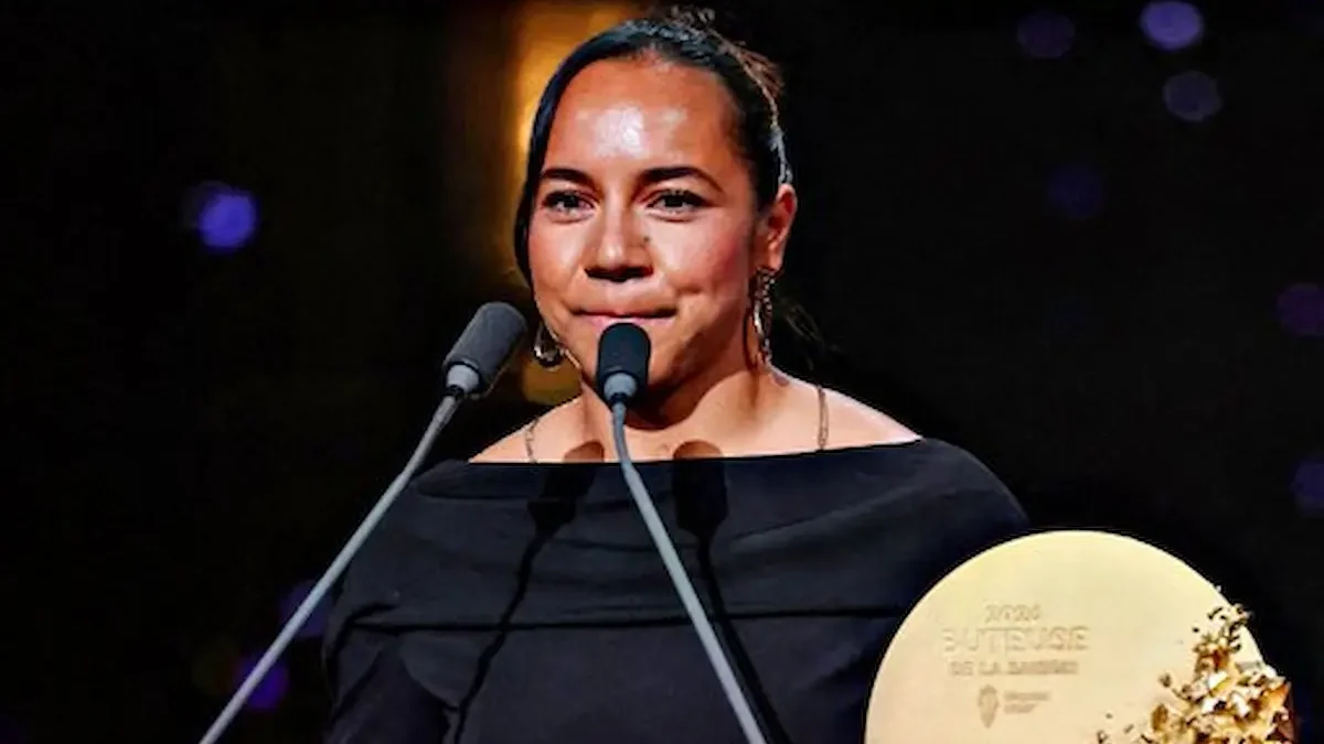 La mexicana Charlyn Corra con el trofeo Gerd Müller a la mejor delantera en la gala del Balón de Oro.