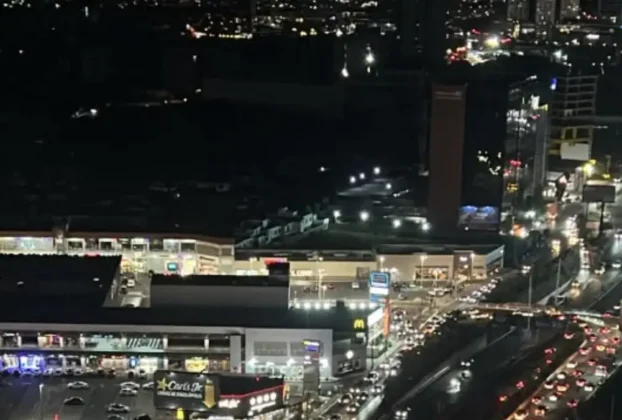 Habitantes y automovilistas de la zona de Lomas de Angelópolis, en el área metropolitana de Puebla, reportaron fallas en el suministro de energía eléctrica