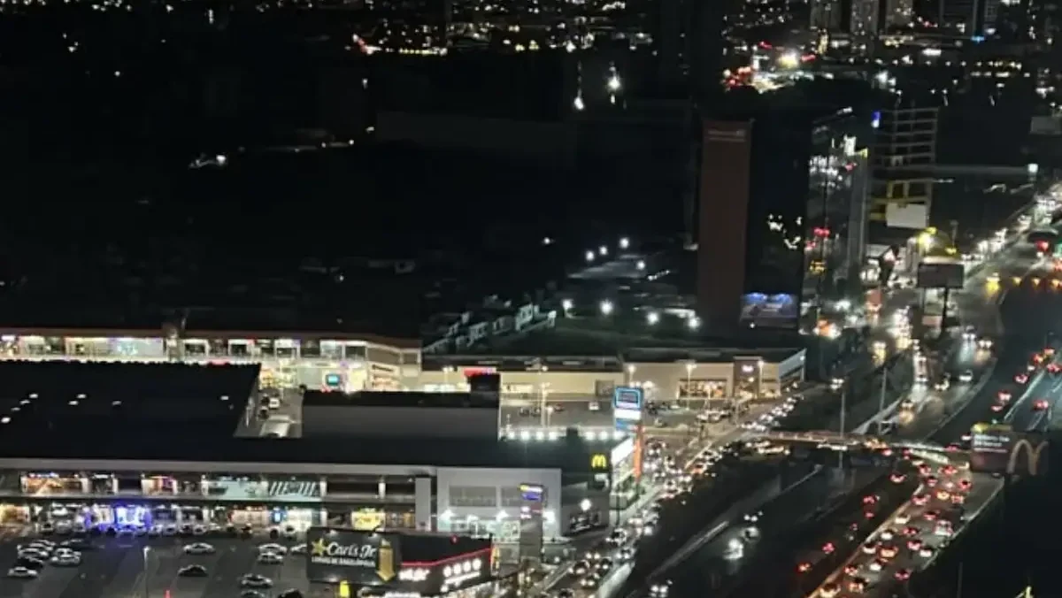 Habitantes y automovilistas de la zona de Lomas de Angelópolis, en el área metropolitana de Puebla, reportaron fallas en el suministro de energía eléctrica