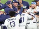 Los Rays de Tampa Bay celebran la victoria en el partido 4 de la serie mundial