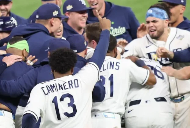 Los Rays de Tampa Bay celebran la victoria en el partido 4 de la serie mundial