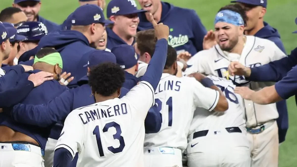 Los Rays de Tampa Bay celebran la victoria en el partido 4 de la serie mundial
