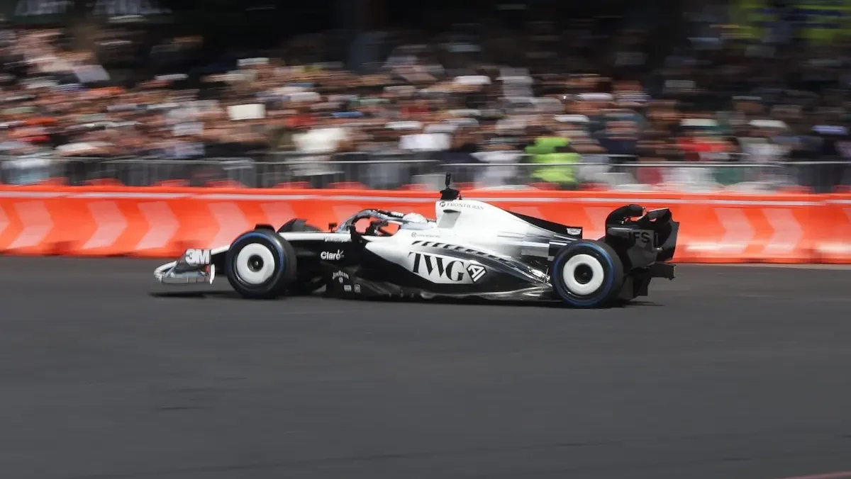 ‘Checo’ protagonizó el ‘Show Run’ realizado sobre la avenida Paseo de la Reforma