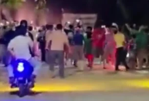 Decenas de pobladores se concentraron frente a la presidencia municipal para exigir justicia.
